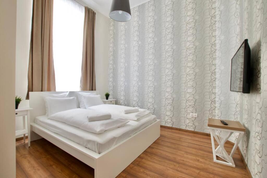 Premium Apartment By Hi5 - Central 3 Bedroom Budapest Exterior foto