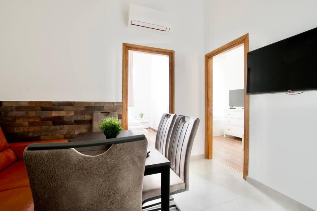 Premium Apartment By Hi5 - Central 3 Bedroom Budapest Exterior foto